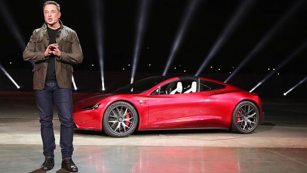 "Elon Musk ประกาศการมาถึงของ Tesla Roadster ที่ล่าช้าเป็นเวลานานในปีที่จะมาถึง"